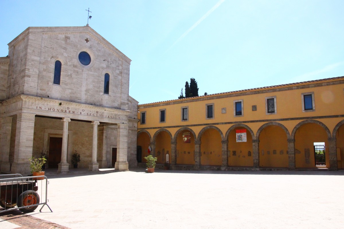 Piazza del Duomo in Chiusi, where I will be sewing curtains this October.Photo credit: Wikipedia