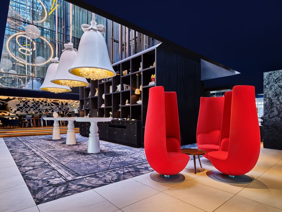 Andaz-Amsterdam-Prinsengracht-P334-Lobby-Tulip-Chairs.4x3.adapt.1280.720.jpg