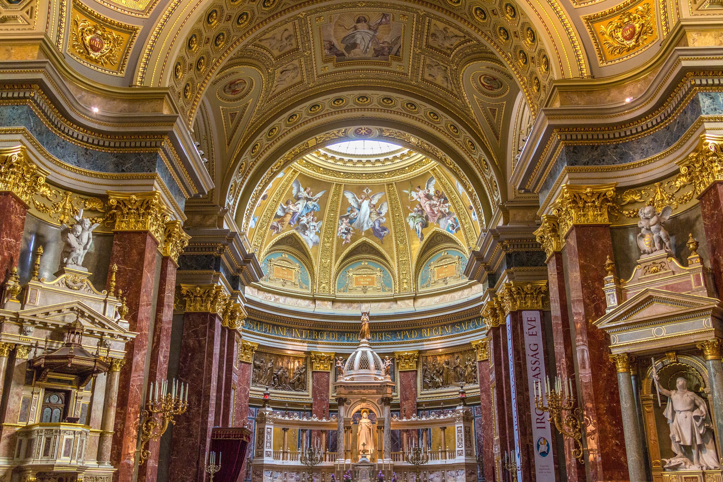 the-ornate-interior-of-st-stephens-basilica-a-neoclassical-roman-catholic-basilica-in-budapest_t20_doJG1n.jpg