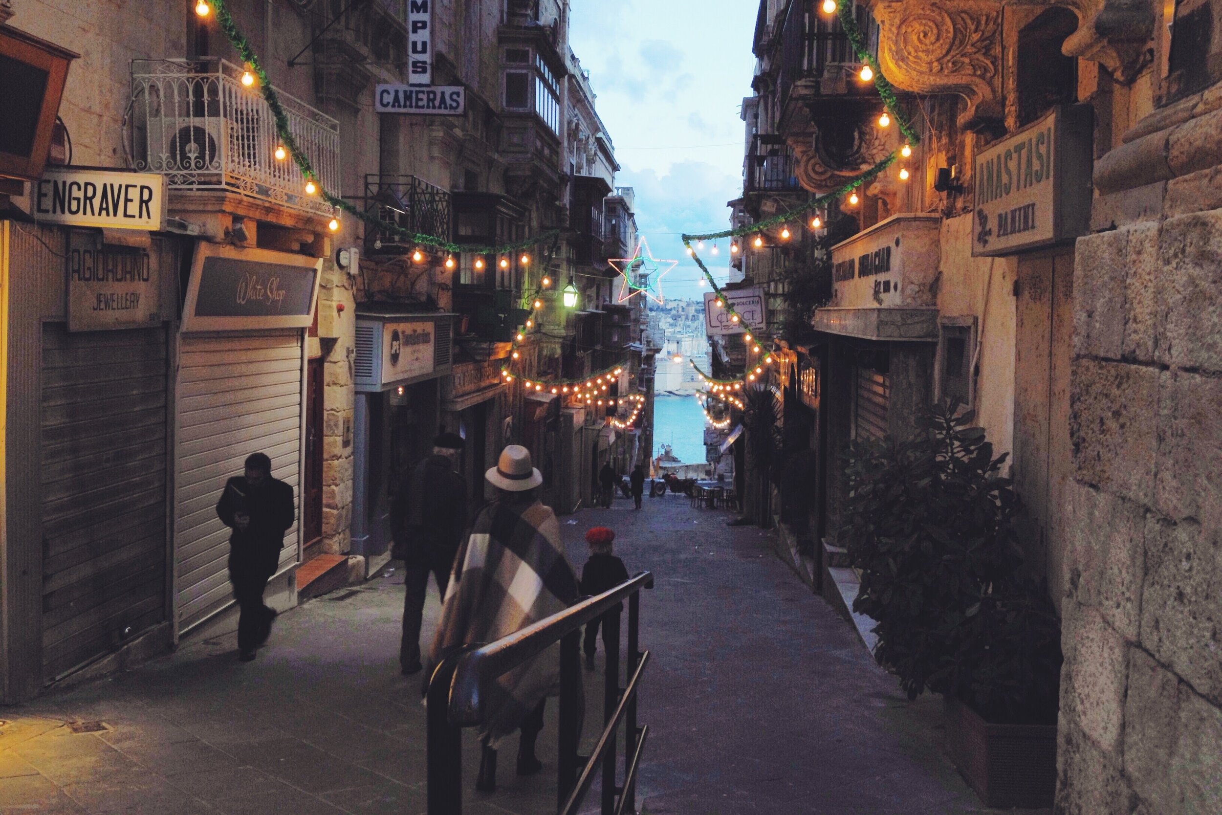 night-inspiration-lifestyle-lights-old-city-festoons-malta-boho-valletta_t20_PQ7Pp8.jpg