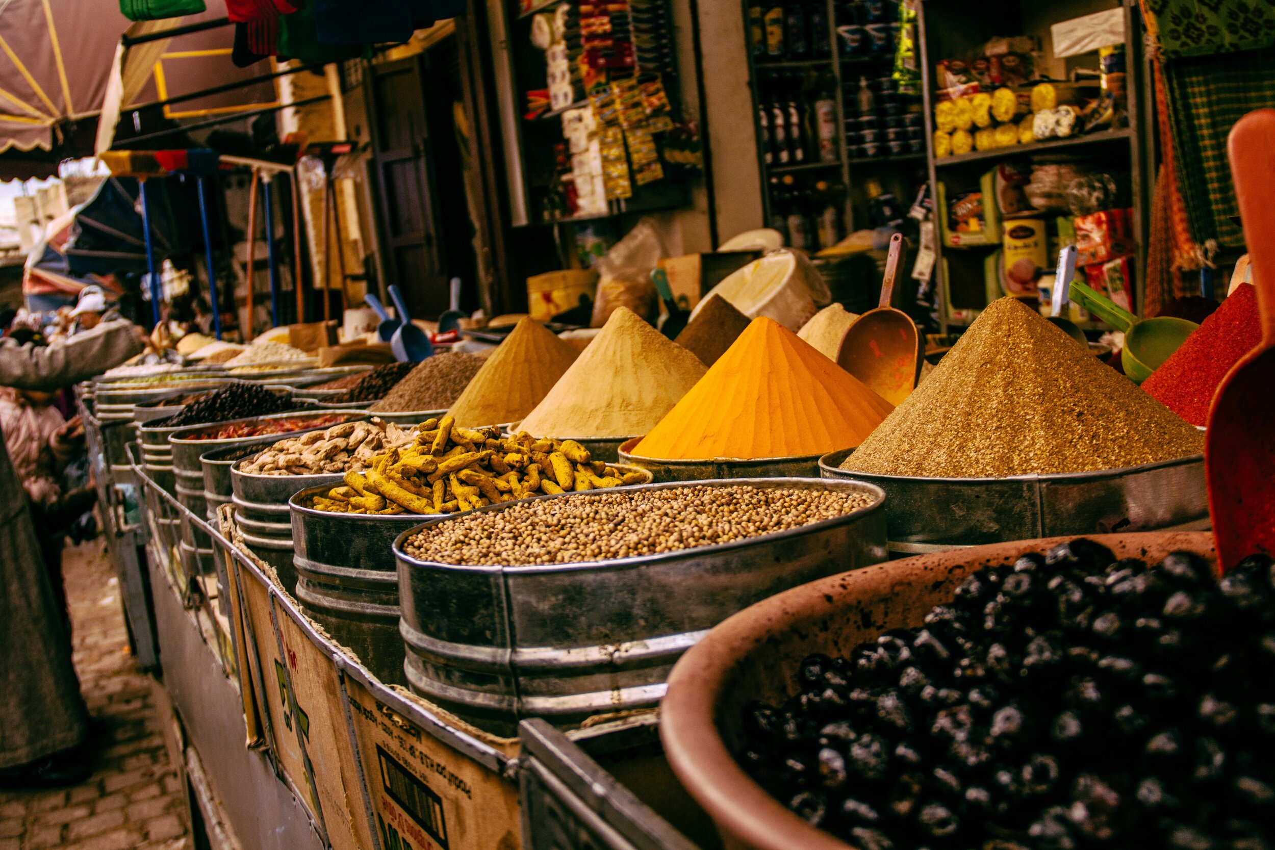travel-food-street-morocco-f-s-spice-market-spices-medina-fez_t20_Zz74dn.jpg