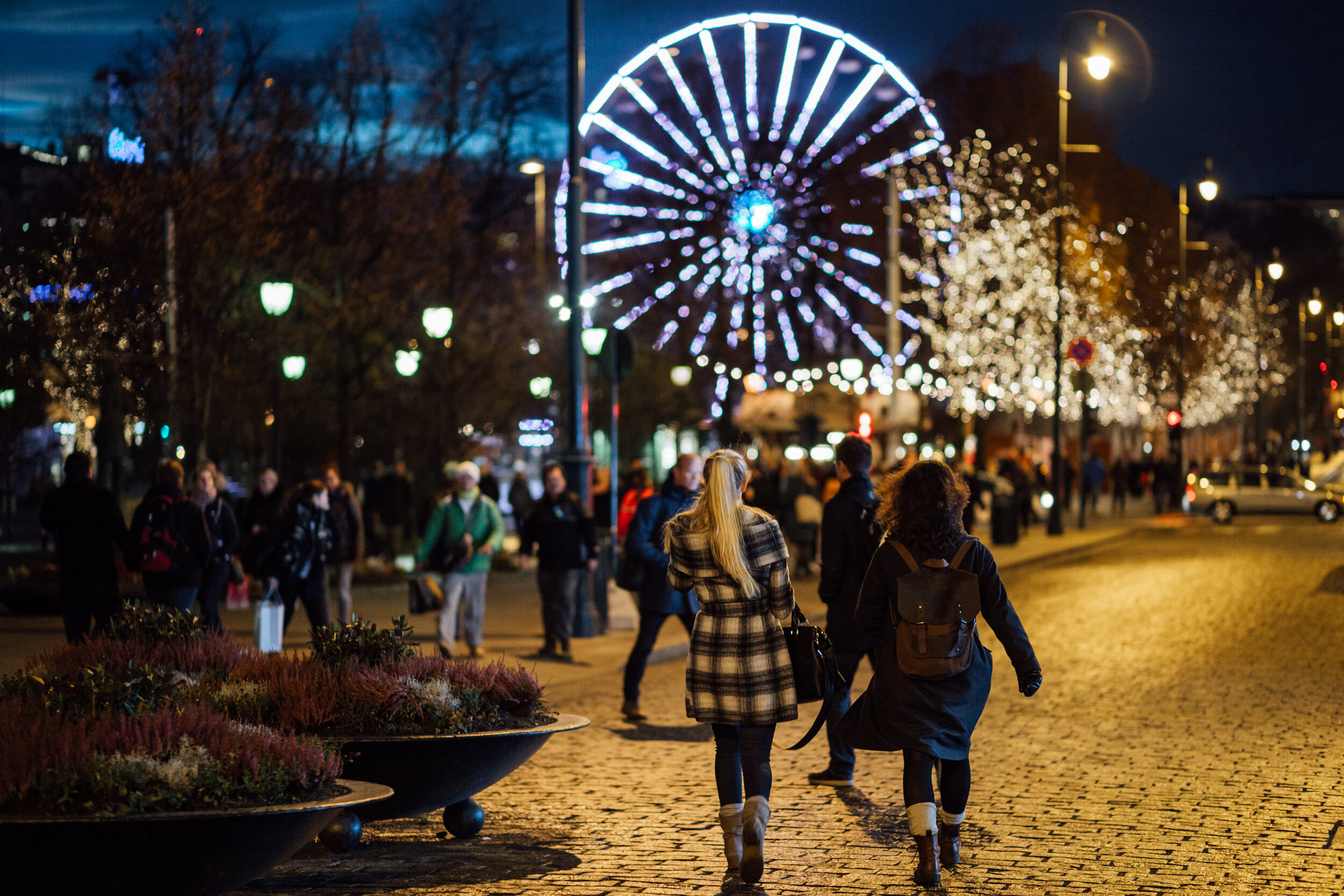 winter-city-people-night-town-walking-christmas-lights-oslo_t20_9GxklK.jpg