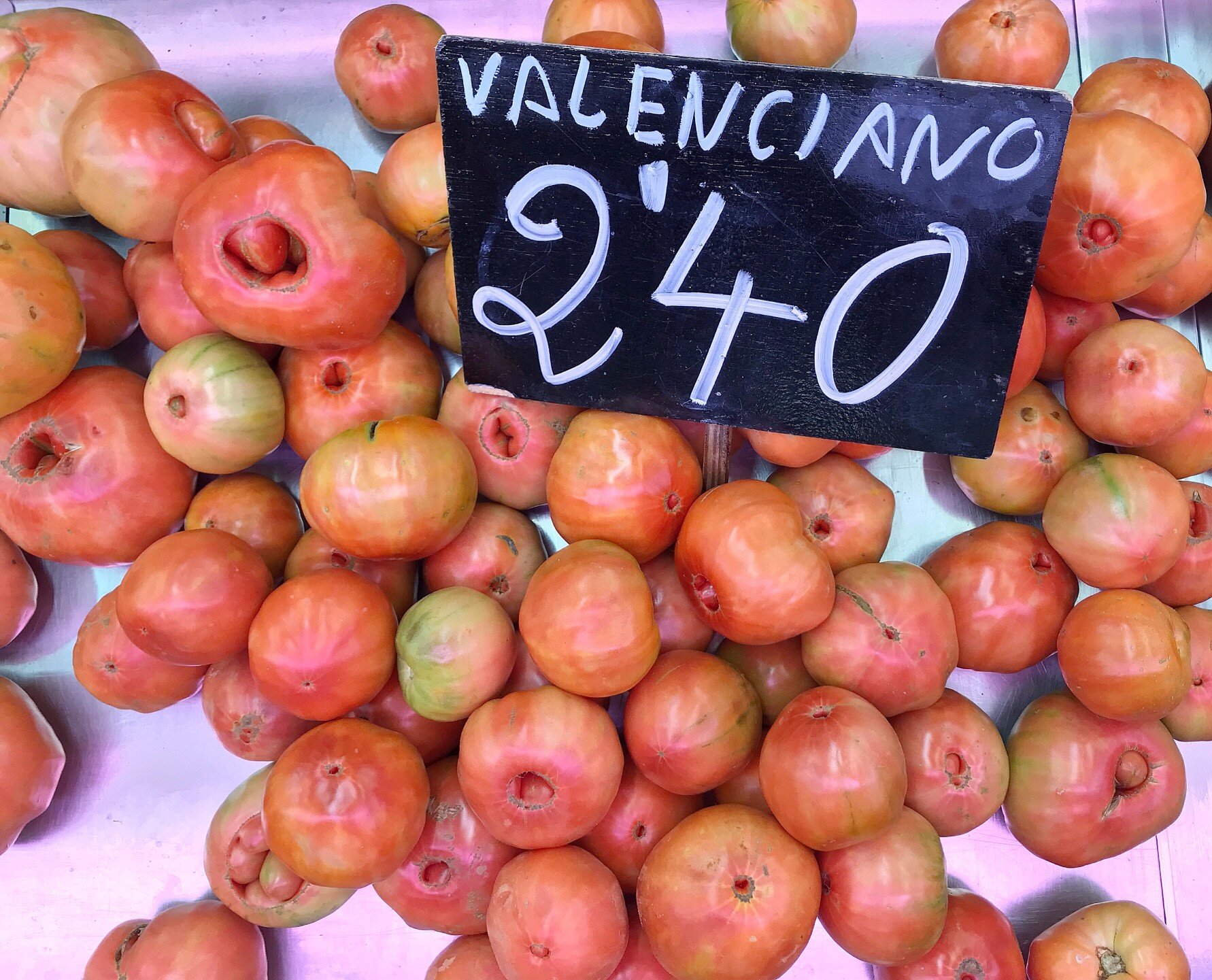 flat-lay-valenciano-tomato_t20_oRWrkA.jpg